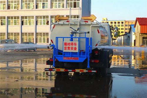 東風8-10立方灑水車圖片